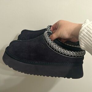 SOLD (Cross posted) Navy Ugg tazz